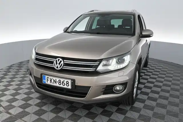 Beige Maastoauto, Volkswagen Tiguan – FKN-868