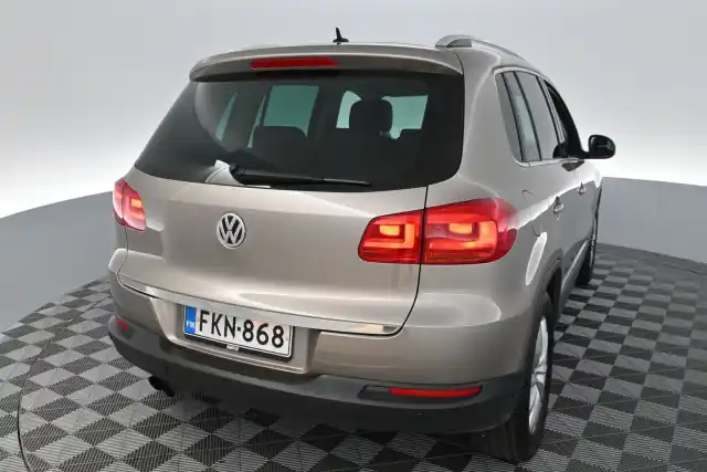 Beige Maastoauto, Volkswagen Tiguan – FKN-868