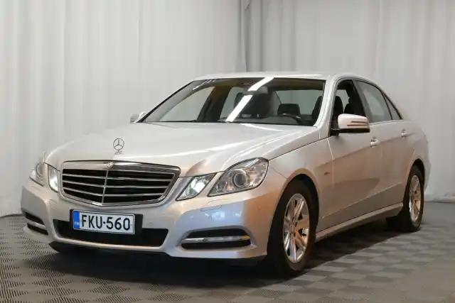 Harmaa Sedan, Mercedes-Benz E – FKU-560