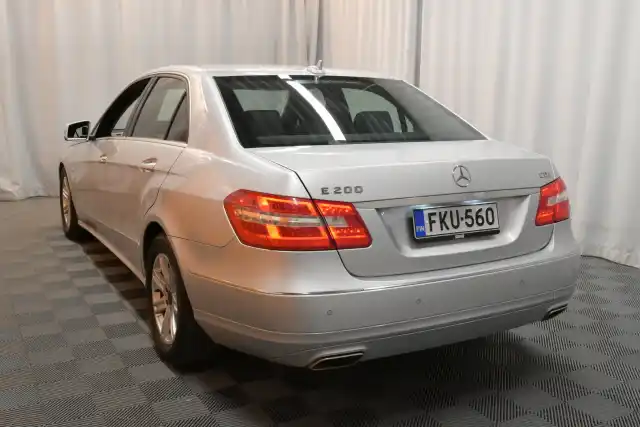 Harmaa Sedan, Mercedes-Benz E – FKU-560