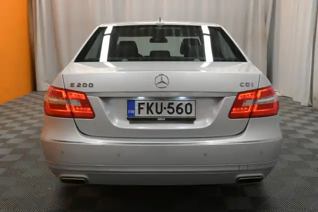 Harmaa Sedan, Mercedes-Benz E – FKU-560