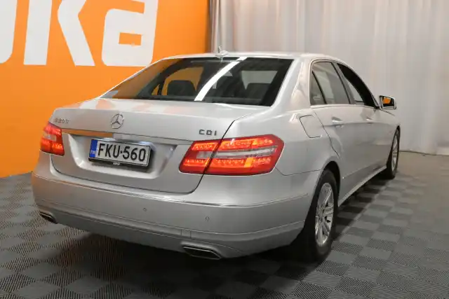 Harmaa Sedan, Mercedes-Benz E – FKU-560