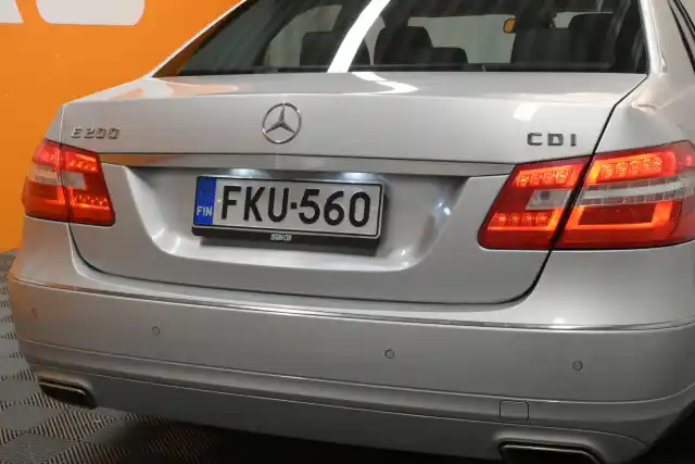 Harmaa Sedan, Mercedes-Benz E – FKU-560