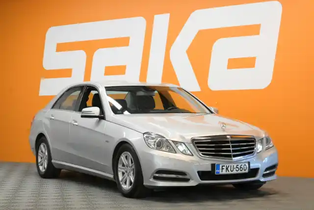 Harmaa Sedan, Mercedes-Benz E – FKU-560