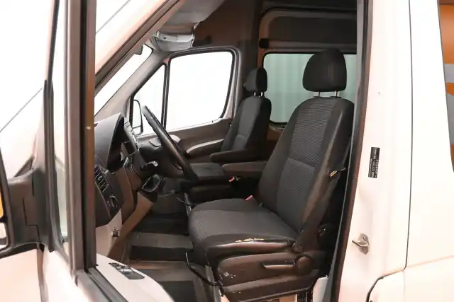 Valkoinen Matkailuauto, Mercedes-Benz Sprinter – FKV-605