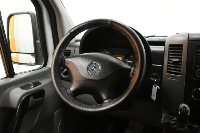 Valkoinen Matkailuauto, Mercedes-Benz Sprinter – FKV-605