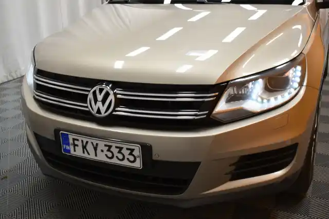 Ruskea Maastoauto, Volkswagen Tiguan – FKY-333