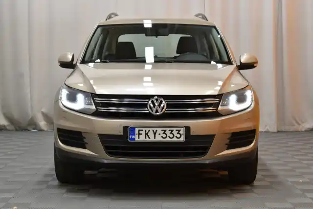 Ruskea Maastoauto, Volkswagen Tiguan – FKY-333