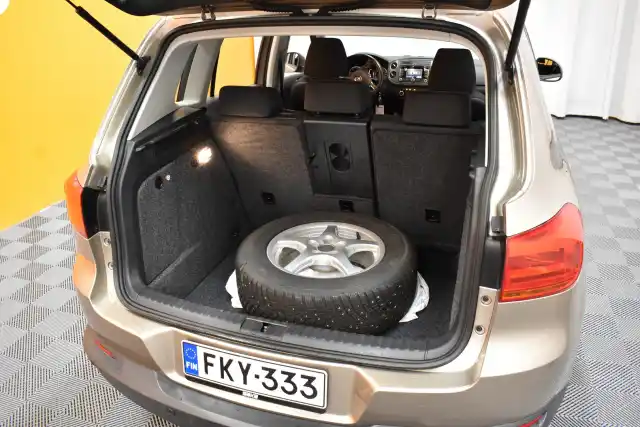 Ruskea Maastoauto, Volkswagen Tiguan – FKY-333