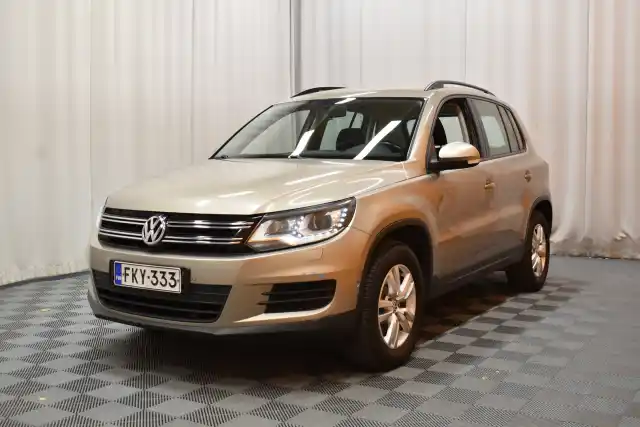 Ruskea Maastoauto, Volkswagen Tiguan – FKY-333