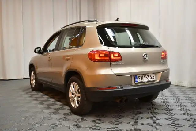 Ruskea Maastoauto, Volkswagen Tiguan – FKY-333