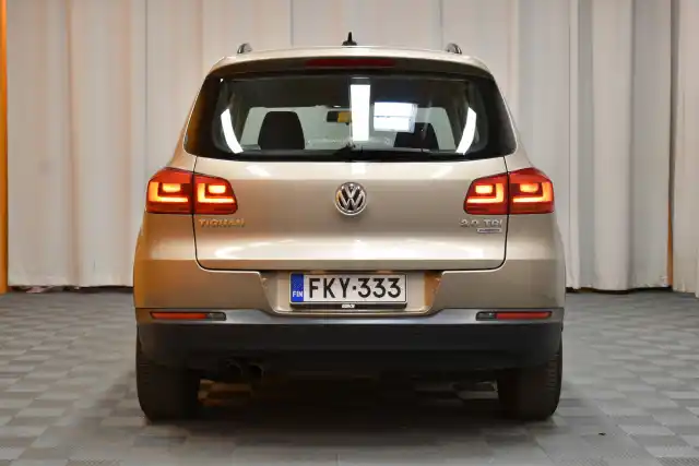 Ruskea Maastoauto, Volkswagen Tiguan – FKY-333