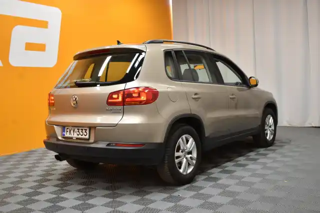 Ruskea Maastoauto, Volkswagen Tiguan – FKY-333