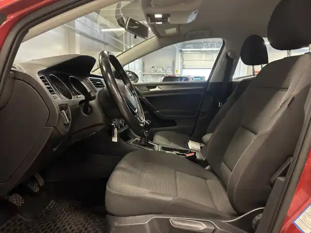 Punainen Viistoperä, Volkswagen Golf – FLA-521