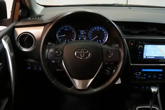 Punainen Viistoperä, Toyota Auris – FLB-883