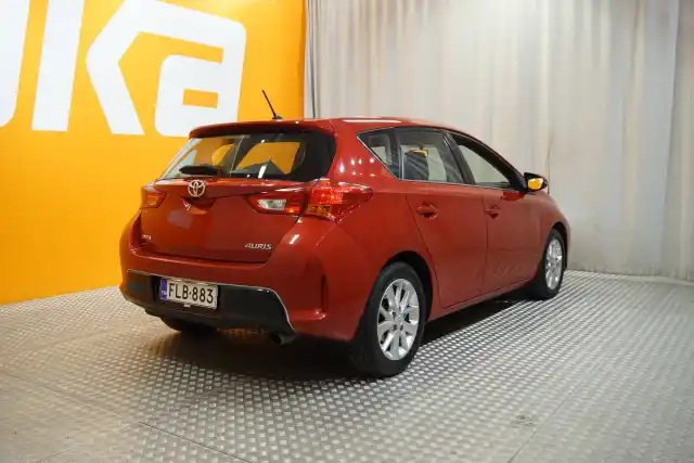 Punainen Viistoperä, Toyota Auris – FLB-883