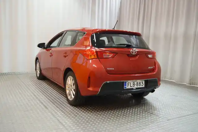 Punainen Viistoperä, Toyota Auris – FLB-883