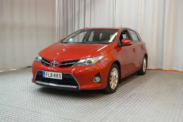 Punainen Viistoperä, Toyota Auris – FLB-883