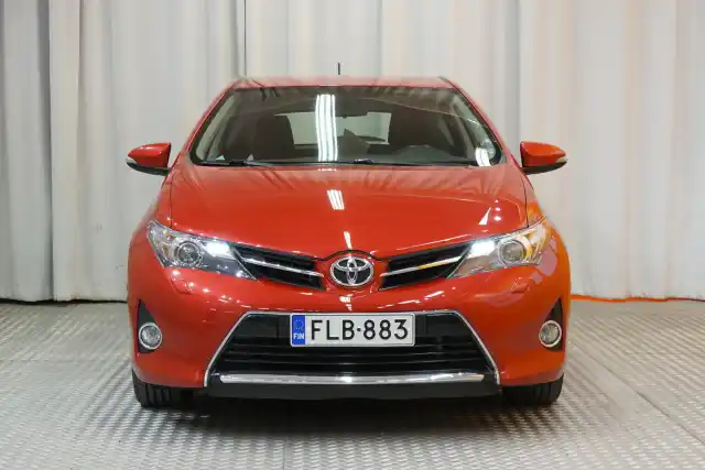 Punainen Viistoperä, Toyota Auris – FLB-883