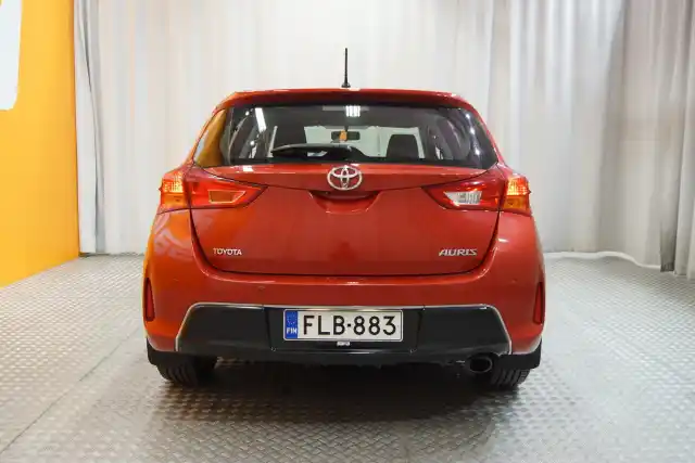 Punainen Viistoperä, Toyota Auris – FLB-883