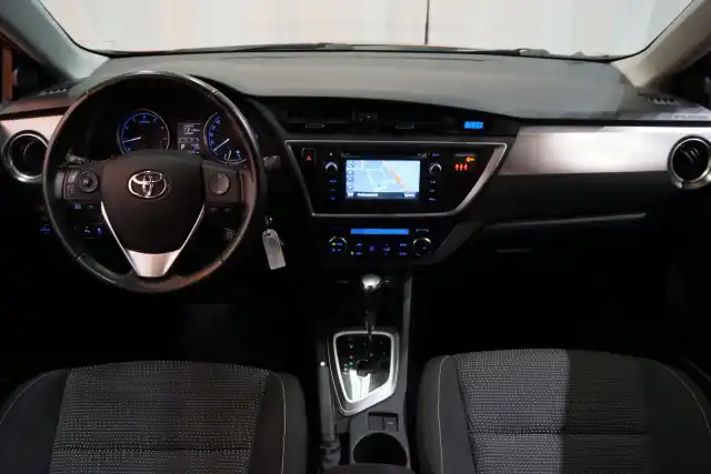 Punainen Viistoperä, Toyota Auris – FLB-883