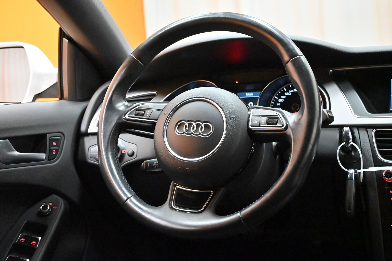 Valkoinen Viistoperä, Audi A5 – FLC-238