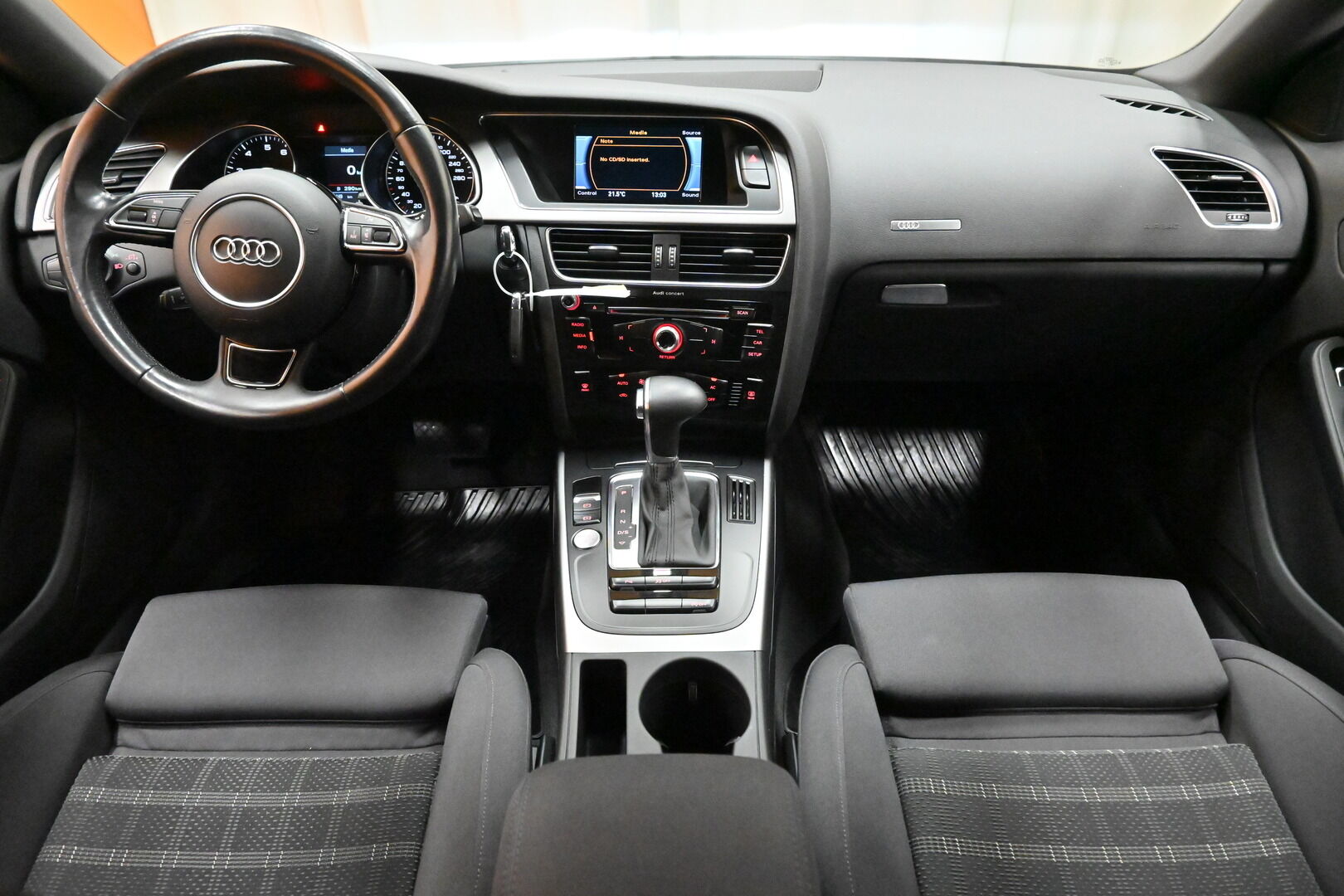 Valkoinen Viistoperä, Audi A5 – FLC-238