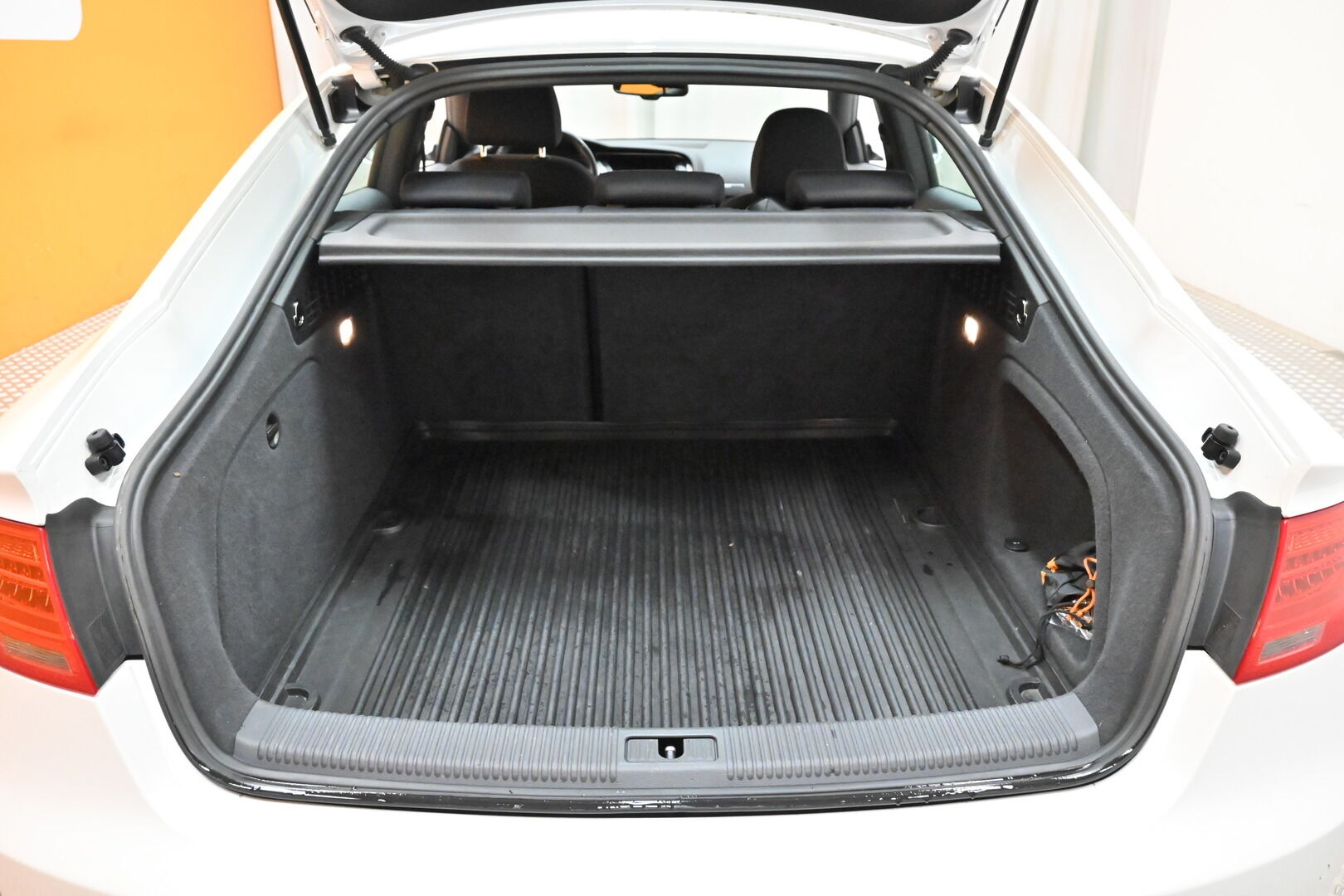 Valkoinen Viistoperä, Audi A5 – FLC-238