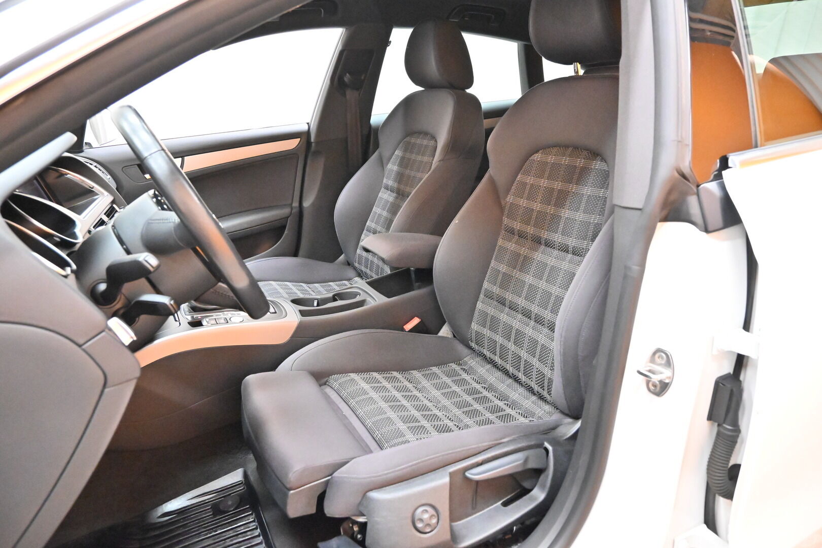 Valkoinen Viistoperä, Audi A5 – FLC-238