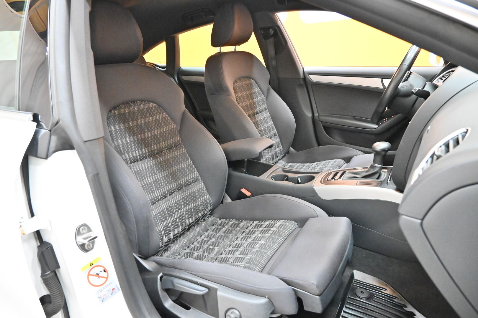 Valkoinen Viistoperä, Audi A5 – FLC-238