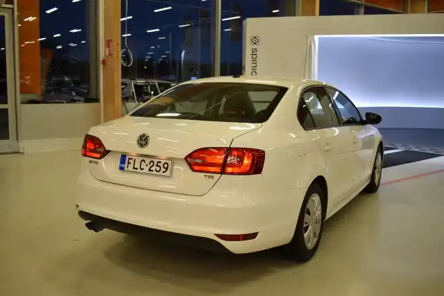 Valkoinen Sedan, Volkswagen Jetta – FLC-259