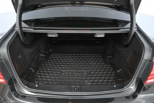 Musta Sedan, Mercedes-Benz E – FLC-754