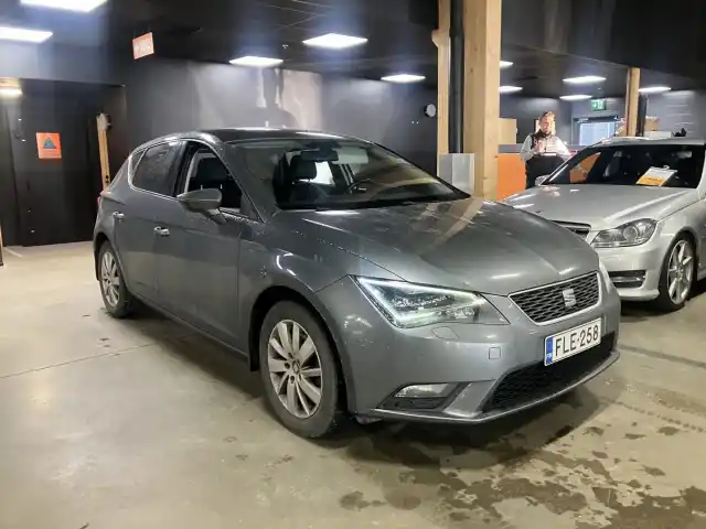 Harmaa Viistoperä, Seat Leon – FLE-258