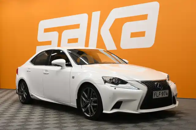 Valkoinen Sedan, Lexus IS – FLF-974