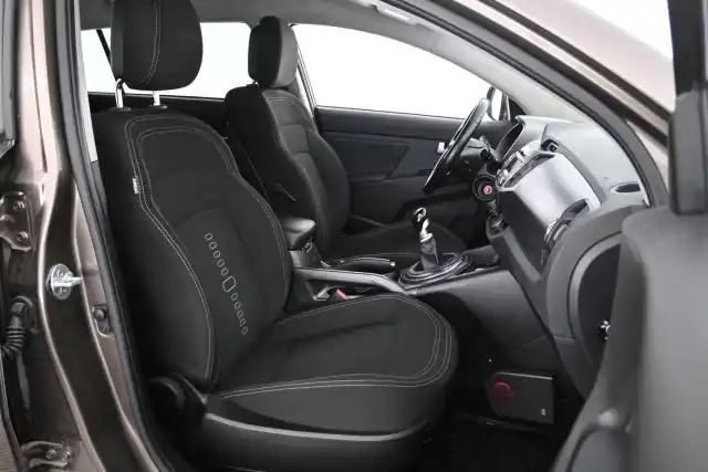Ruskea (beige) Maastoauto, Kia Sportage – FLG-977