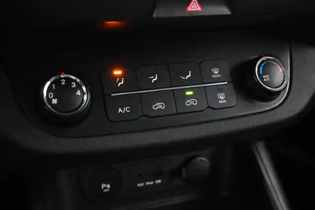 Ruskea (beige) Maastoauto, Kia Sportage – FLG-977