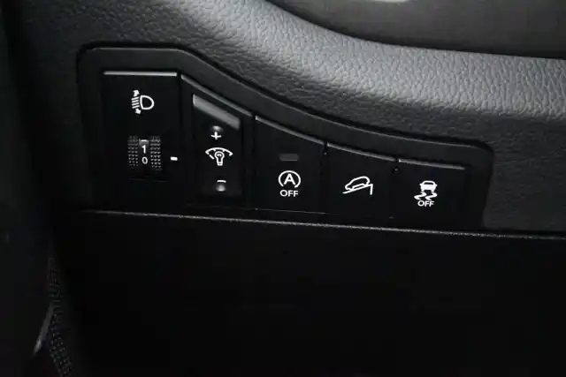 Ruskea (beige) Maastoauto, Kia Sportage – FLG-977