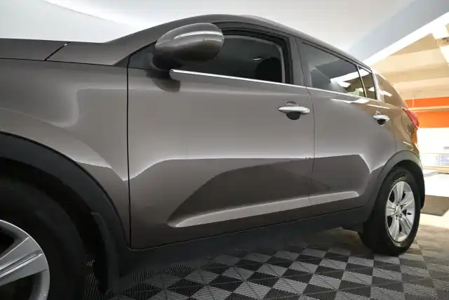 Ruskea (beige) Maastoauto, Kia Sportage – FLG-977