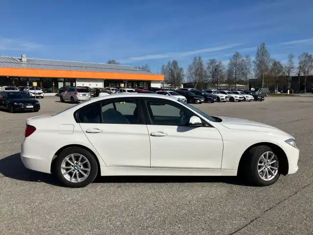 Valkoinen Sedan, BMW 320 – FLI-942