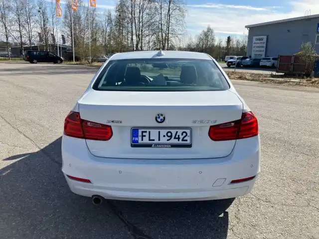 Valkoinen Sedan, BMW 320 – FLI-942