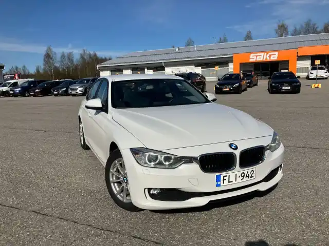 Valkoinen Sedan, BMW 320 – FLI-942