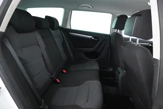 Valkoinen Farmari, Volkswagen Passat – FLJ-641