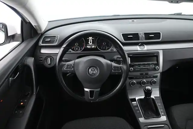 Valkoinen Farmari, Volkswagen Passat – FLJ-641
