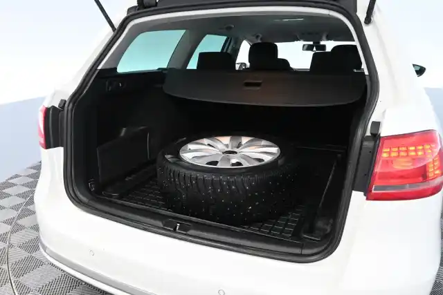 Valkoinen Farmari, Volkswagen Passat – FLJ-641