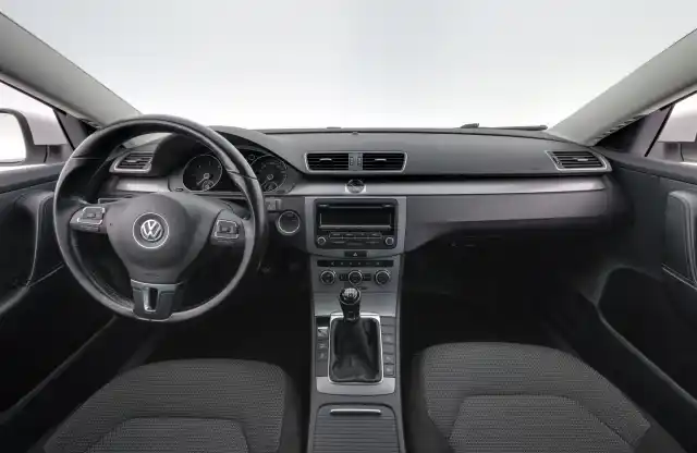 Valkoinen Farmari, Volkswagen Passat – FLJ-641