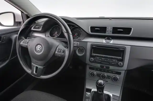Valkoinen Farmari, Volkswagen Passat – FLJ-641