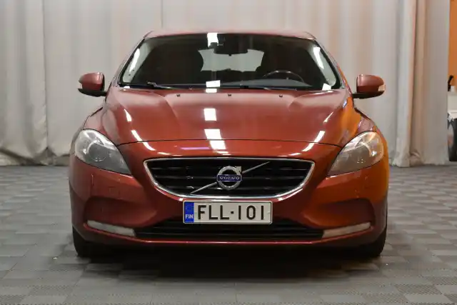 Punainen Viistoperä, Volvo V40 – FLL-101