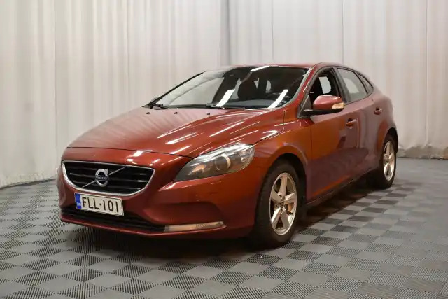 Punainen Viistoperä, Volvo V40 – FLL-101