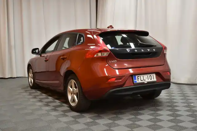 Punainen Viistoperä, Volvo V40 – FLL-101