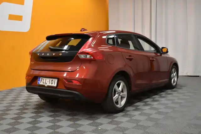 Punainen Viistoperä, Volvo V40 – FLL-101